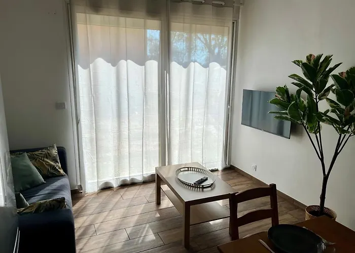 Maisonnette Avec Petite Foret