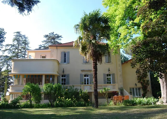 Lovely Cottage In Valreas With Swimming Pool